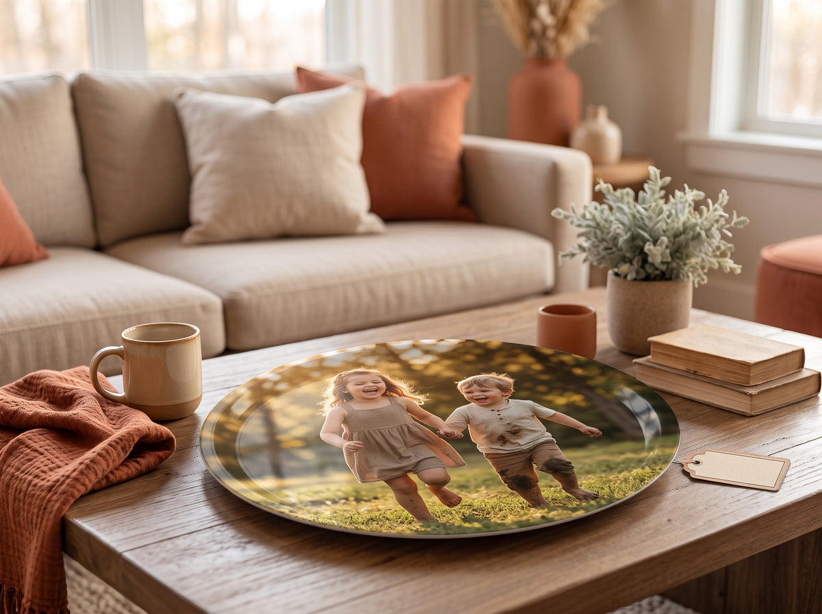 Rund bricka med ett foto av två springande barn, på ett soffbord i ett vardagsrum